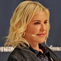 Julia Tsetis Profile Picture